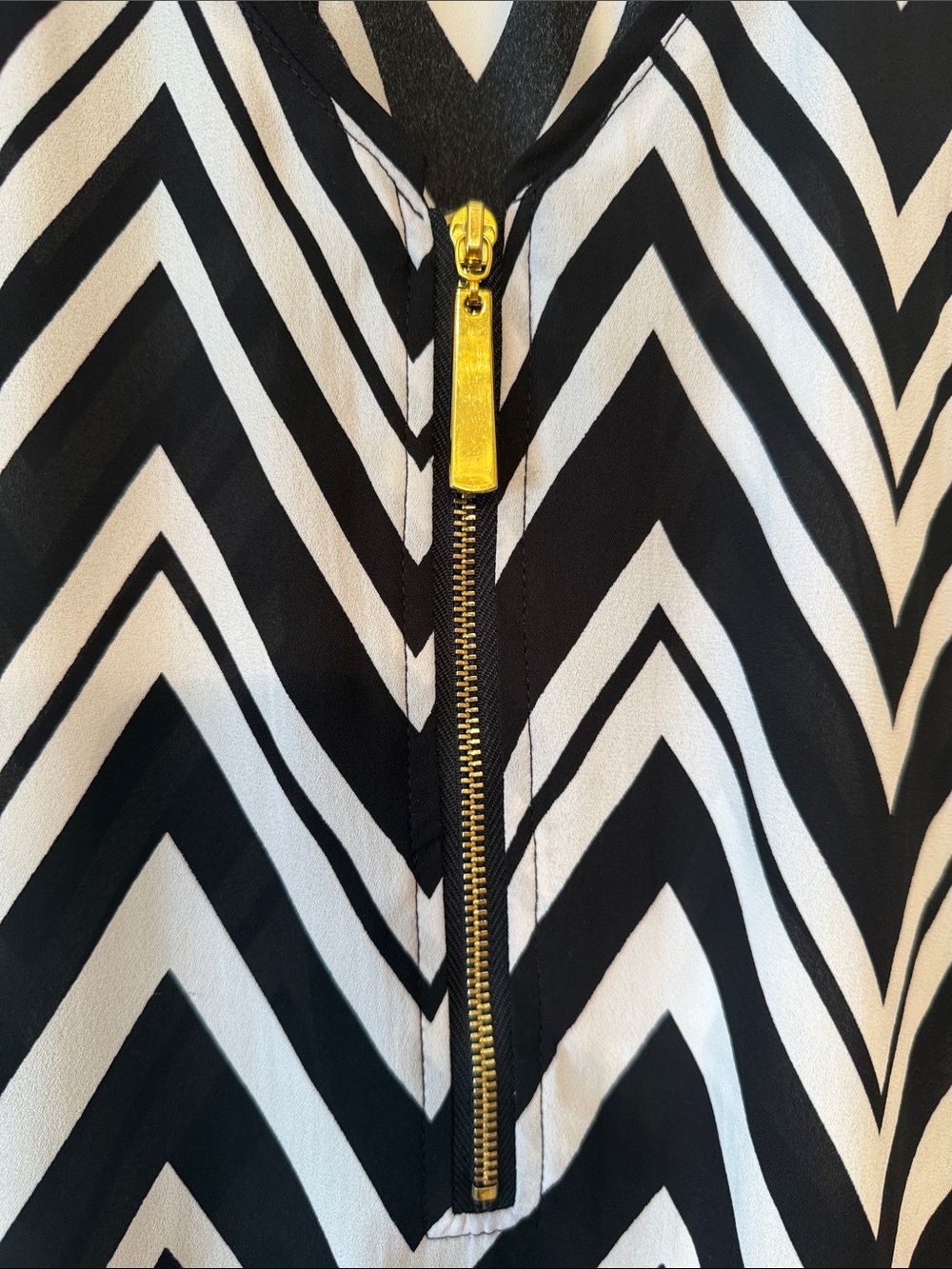 TACERA Black & White Chevron V-Neck Zip Blouse - Picture 4 of 6